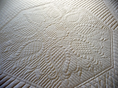 Amish Handmade Quilt Feathered Pineapple Pattern