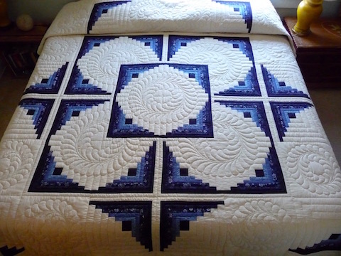 Log Cabin in the Round Log Cabin Amish Quilt