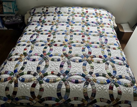 Amish double wedding ring quilt