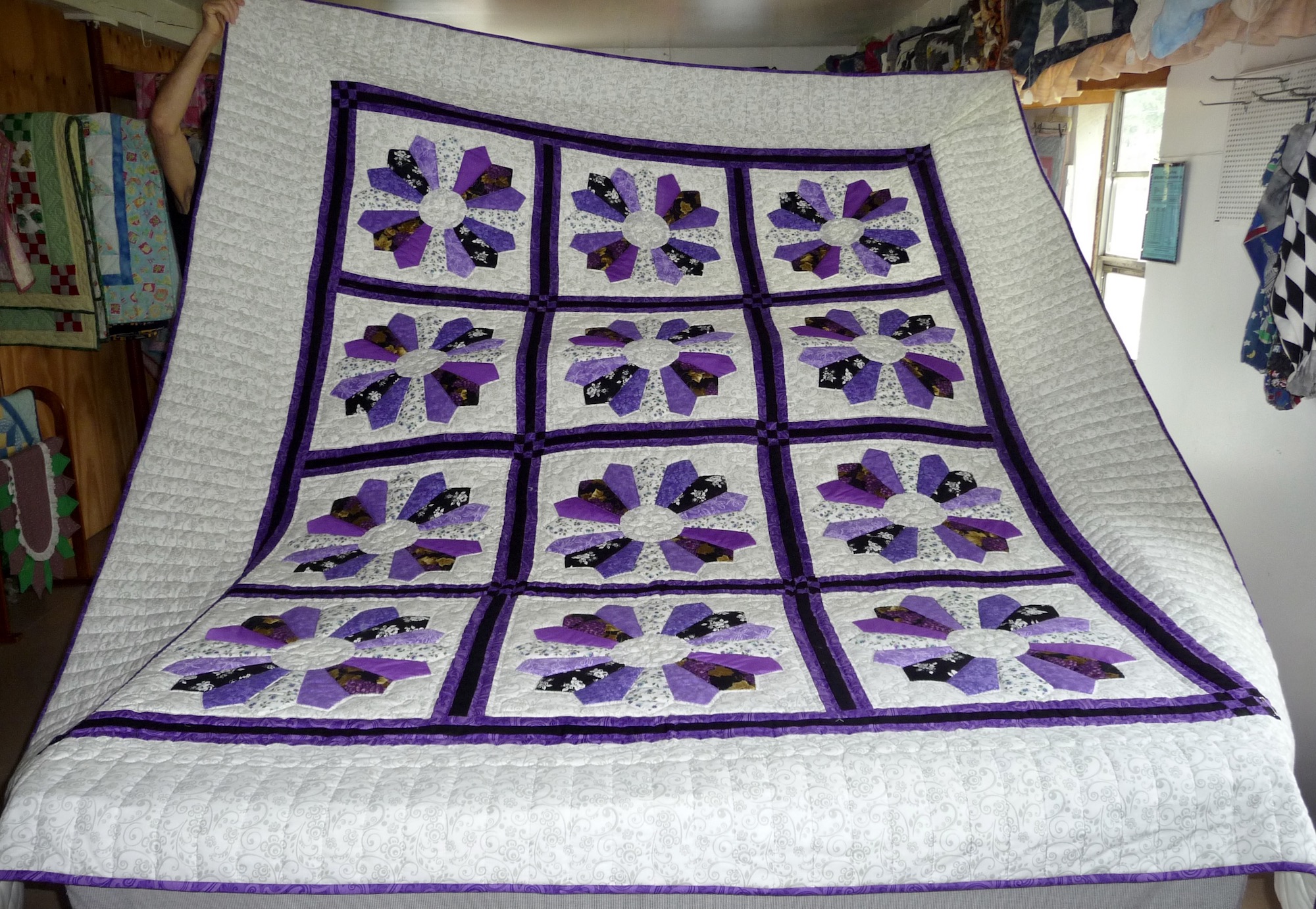 Dresden Plate Amish Quilt for sale