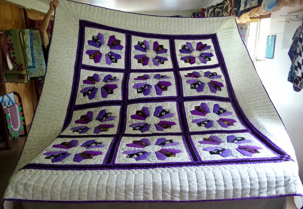 Dresden Plate Amish Quilt Pattern