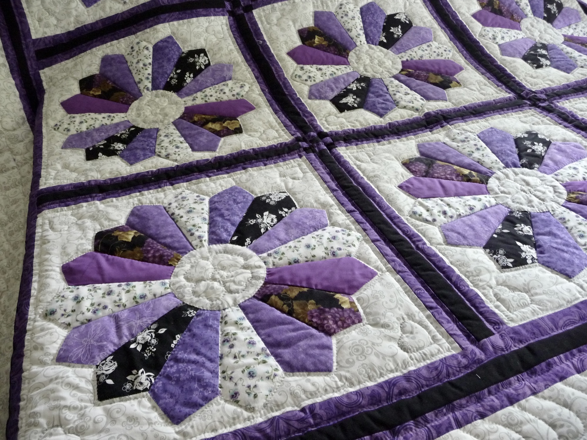 Dresden Plate Amish Quilt