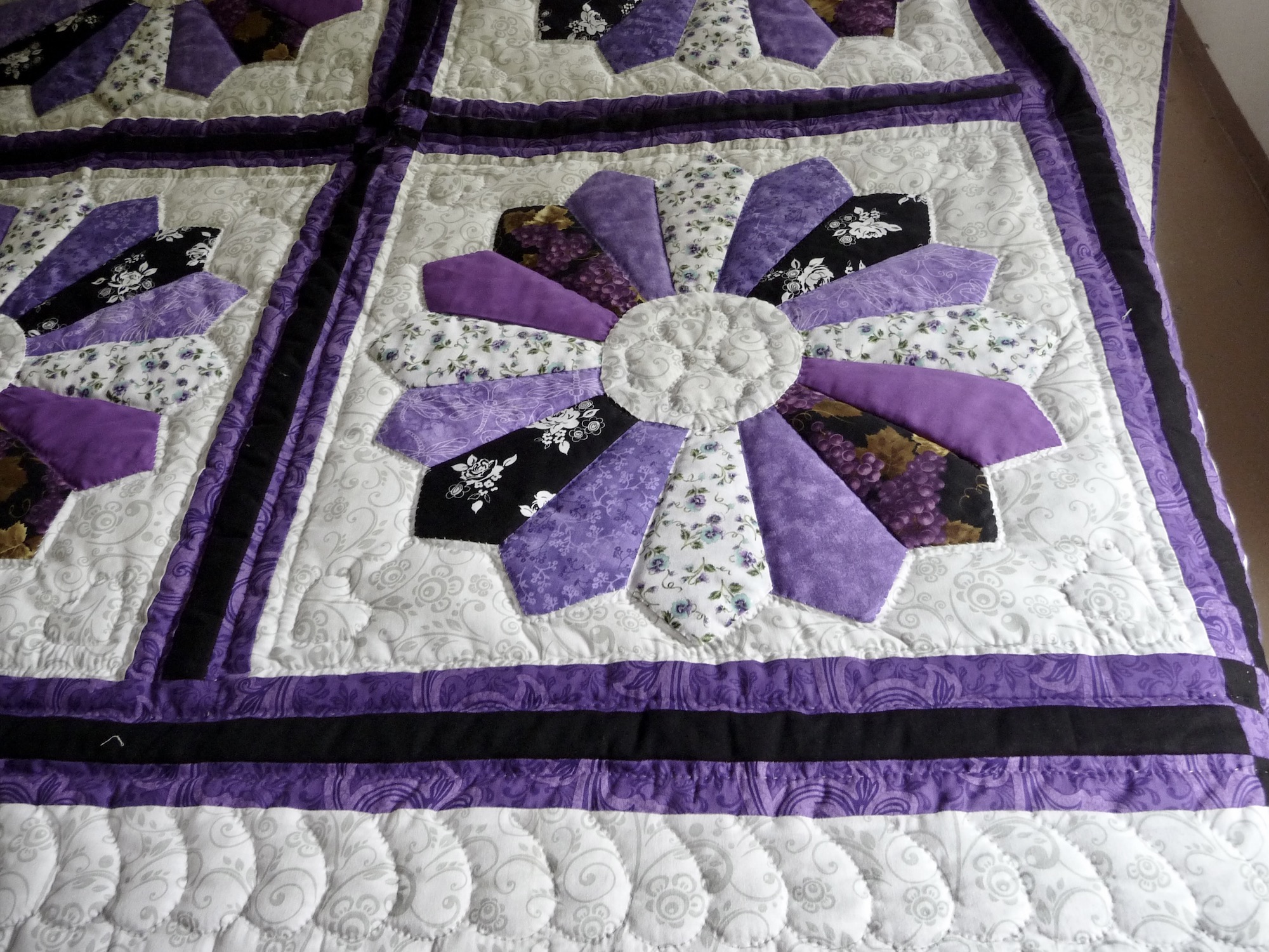 Dresden Plate Amish Quilt