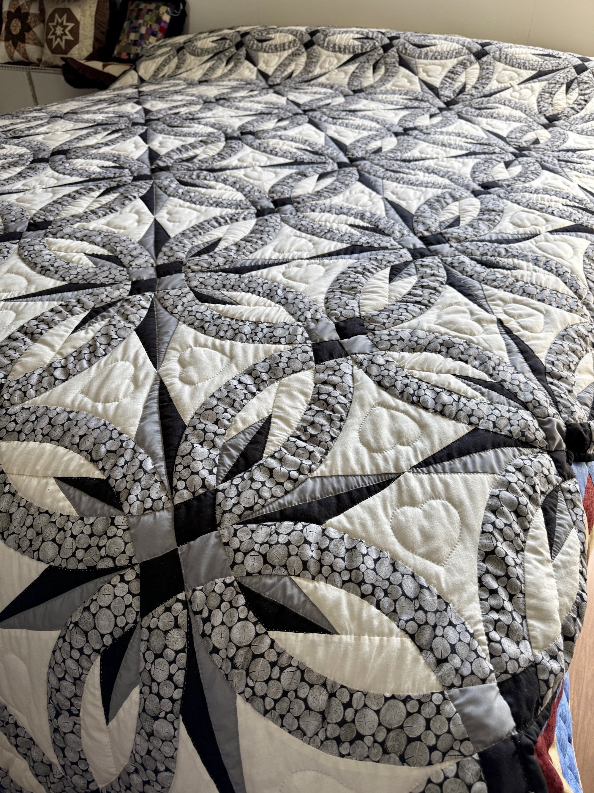 Double Wedding Ring Amish quilt for sale
