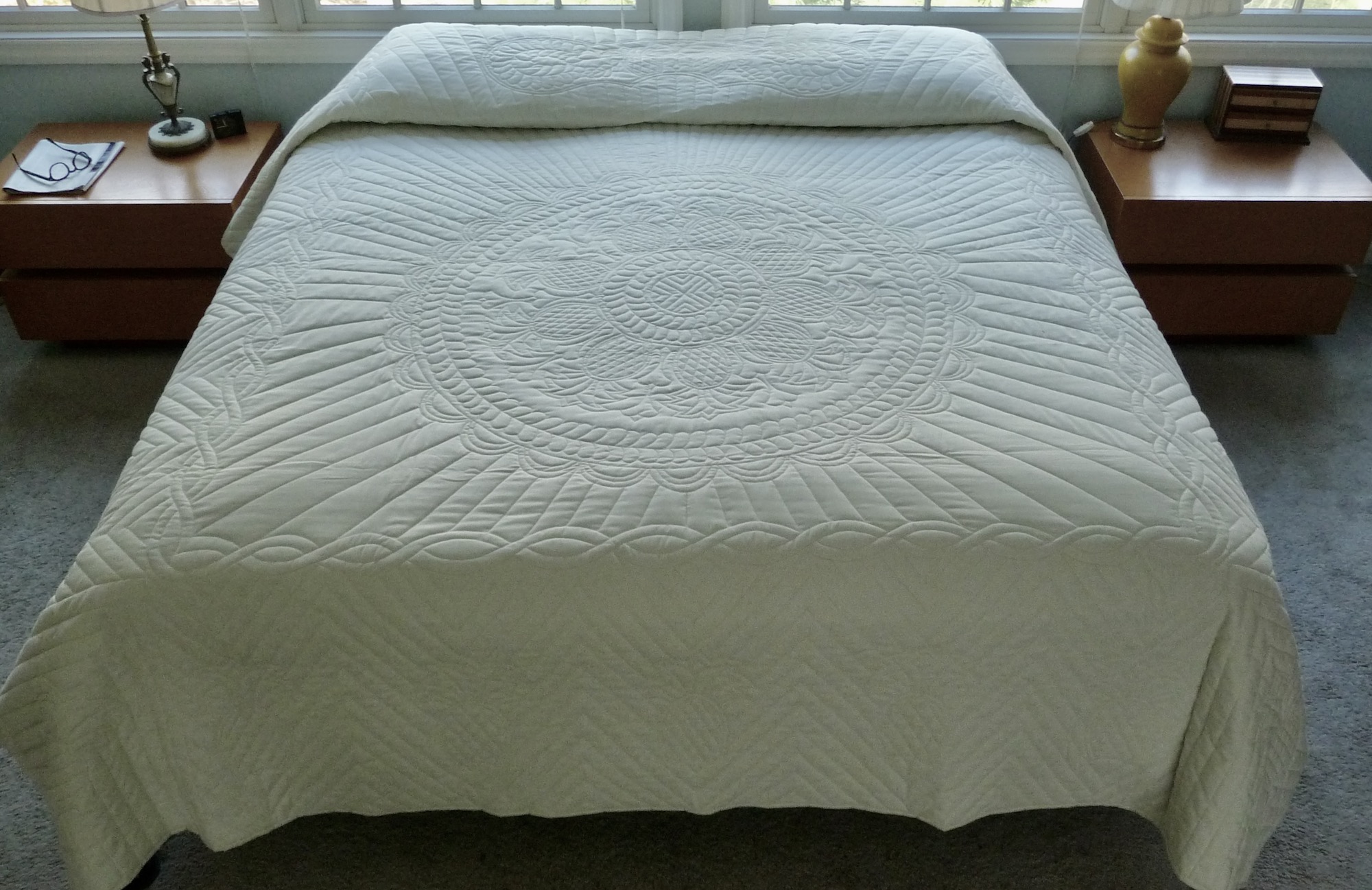 Wholecloth Pineapple Amish quilt for sale