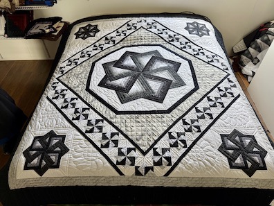 Spinning Star Amish quilt pattern