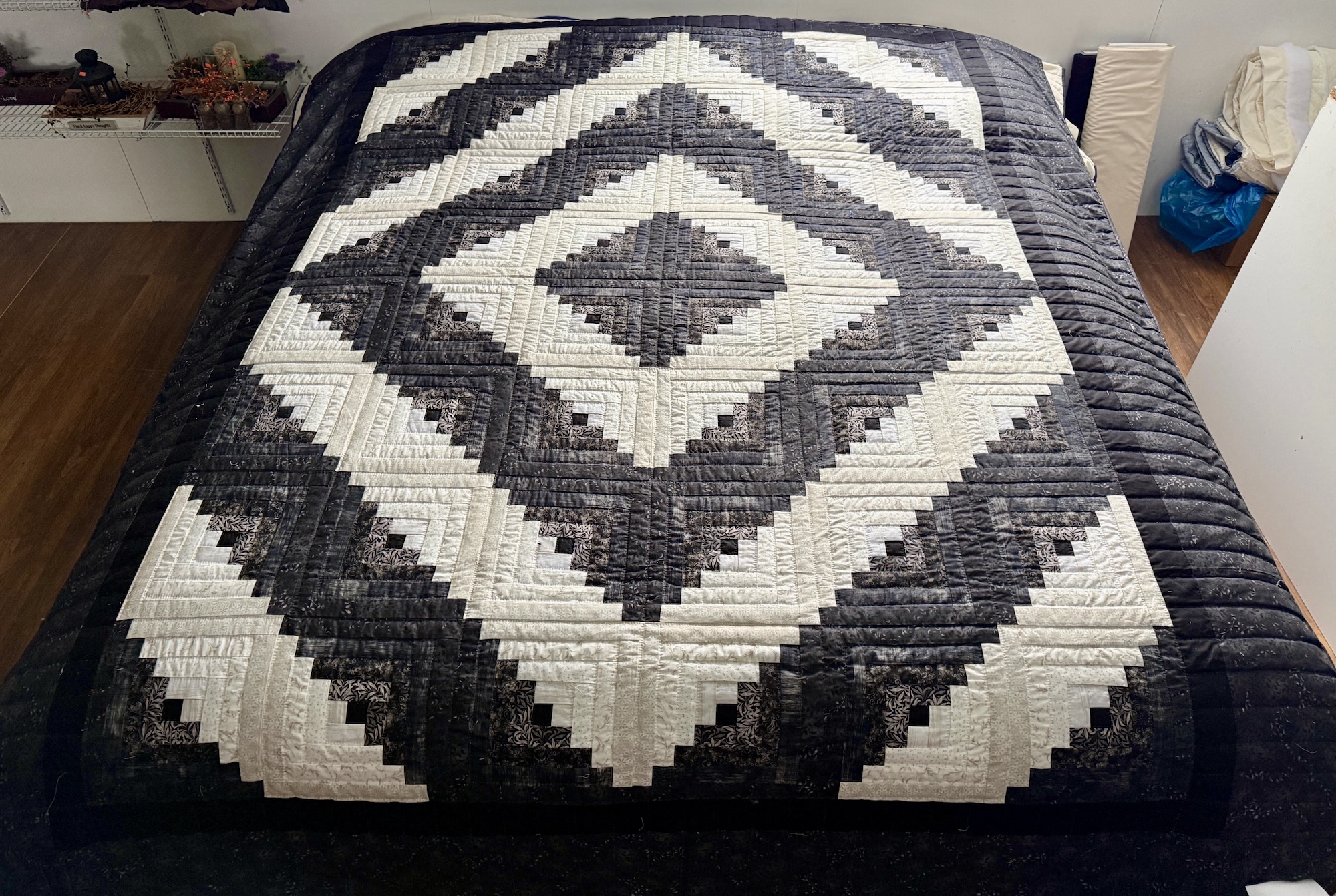Log Cabin Amish quilts for sale