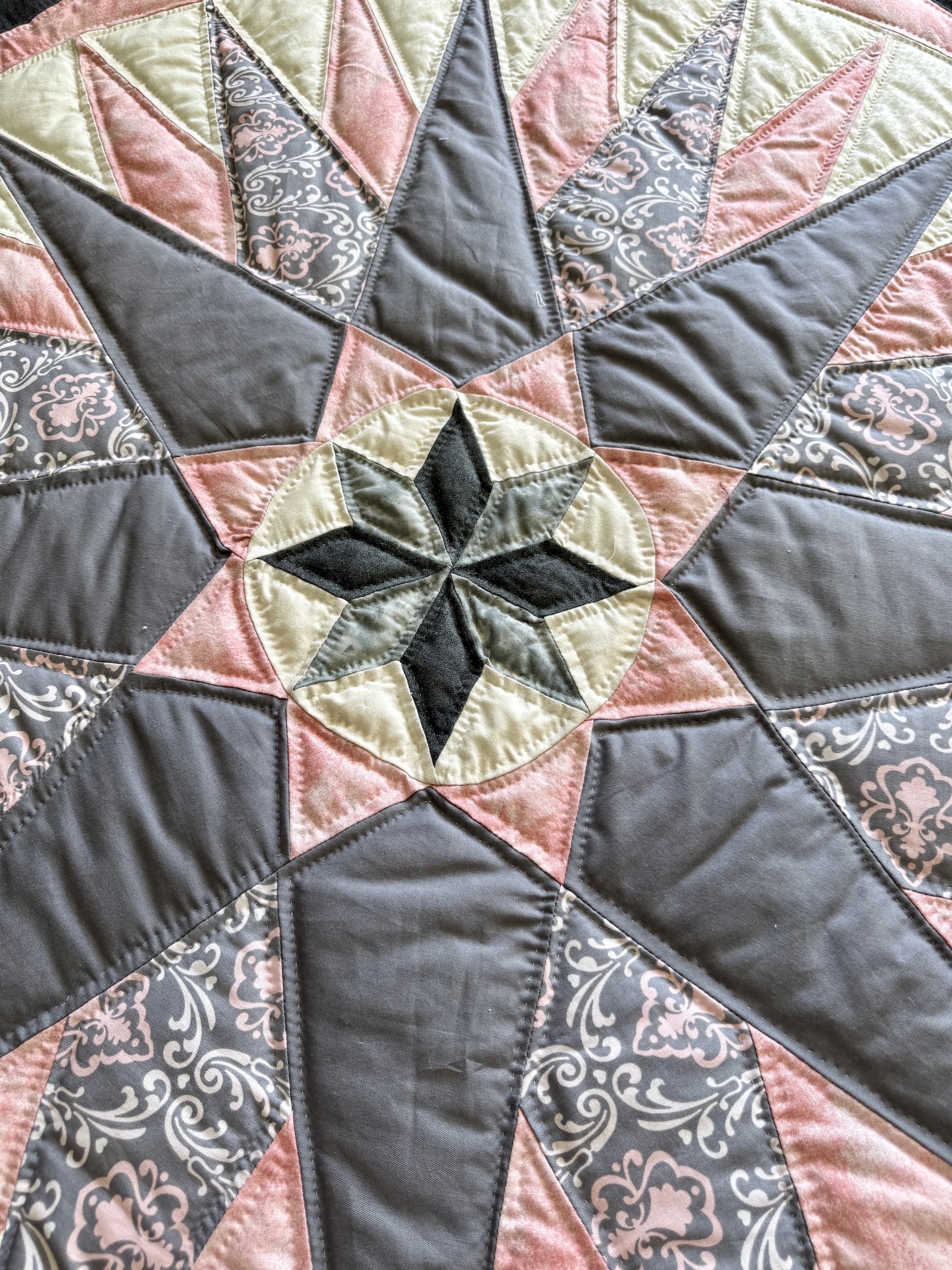 Log Cabin Compass Amish quilt pattern