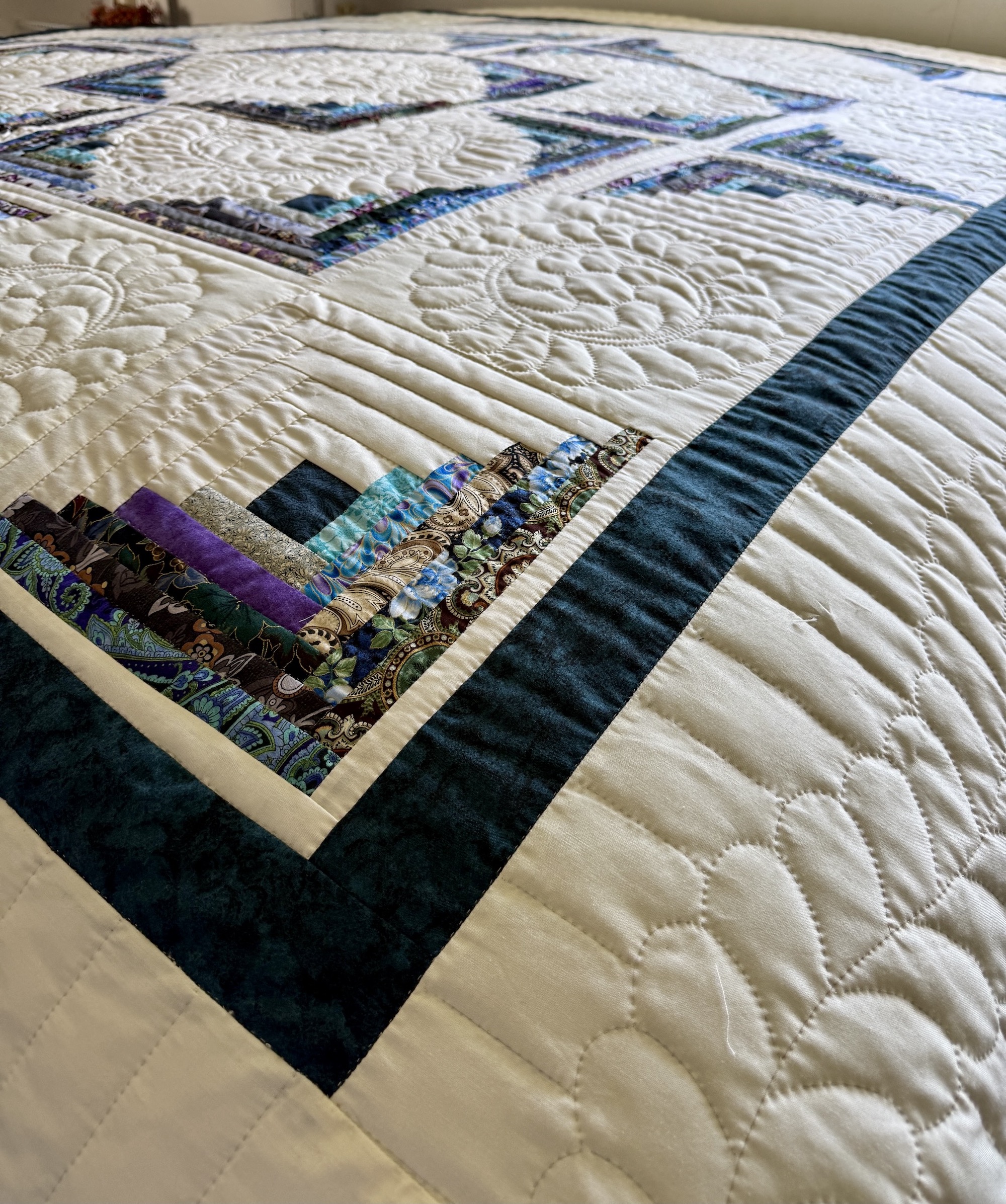 Log Cabin in the Round Amish quilt pattern